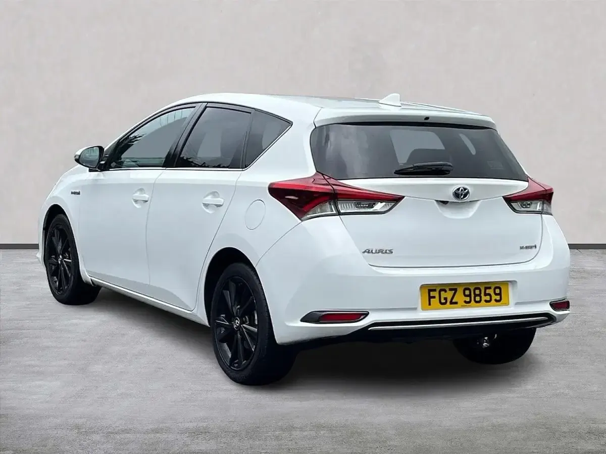 Used Toyota Auris Hybrid Design 2017 White Hatchback