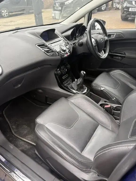 Used Ford Fiesta Titanium 100 HP (73 kW) 2015 Blue Hatchback