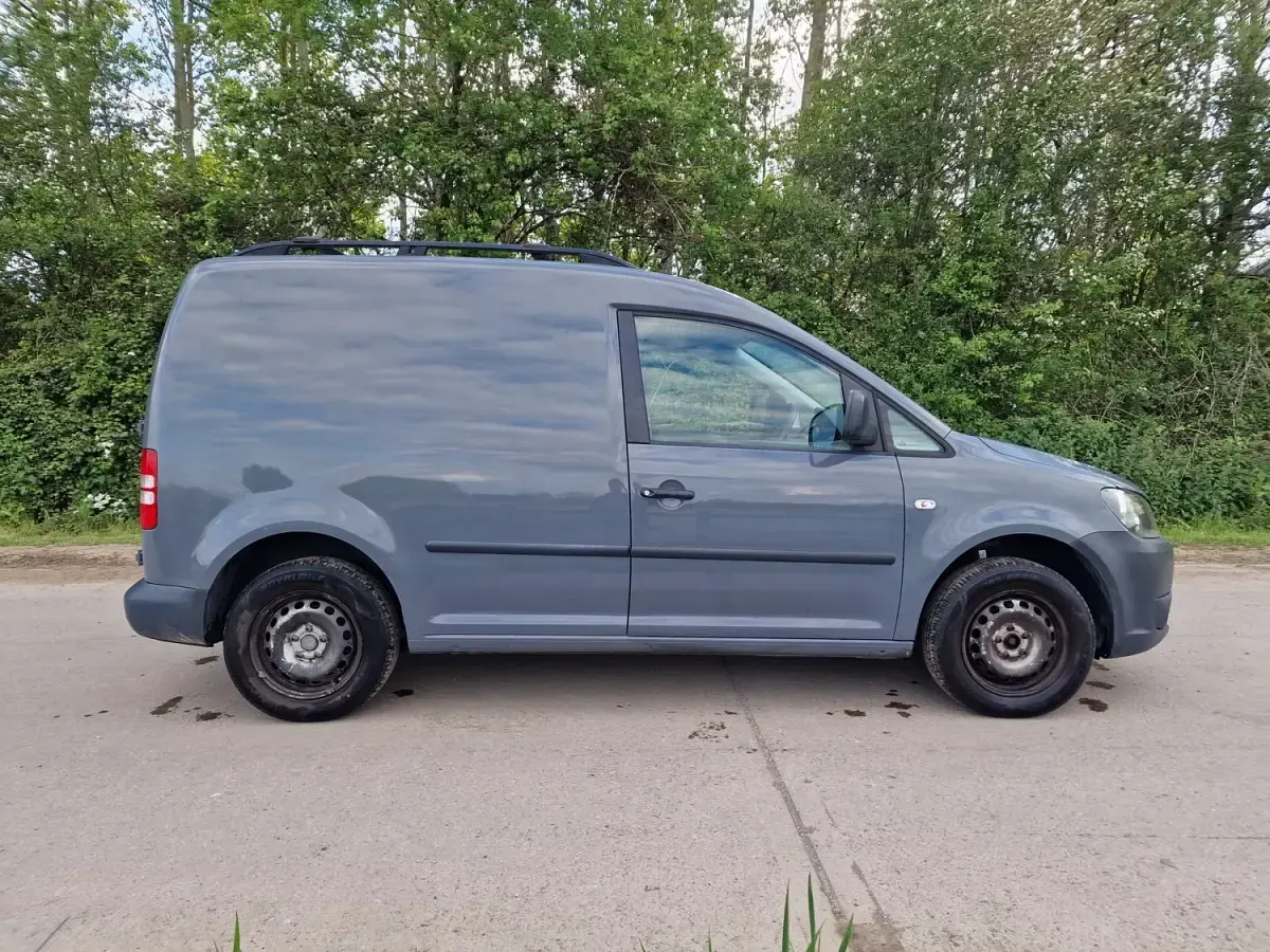 Usado VW Caddy 101 HP (74 kW) 2012 Cinzento Monovolume