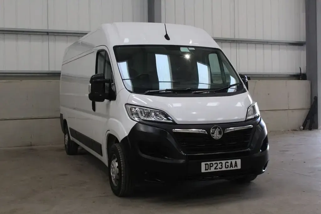 Usado Vauxhall Movano 140 HP (102 kW) 2023 Branco