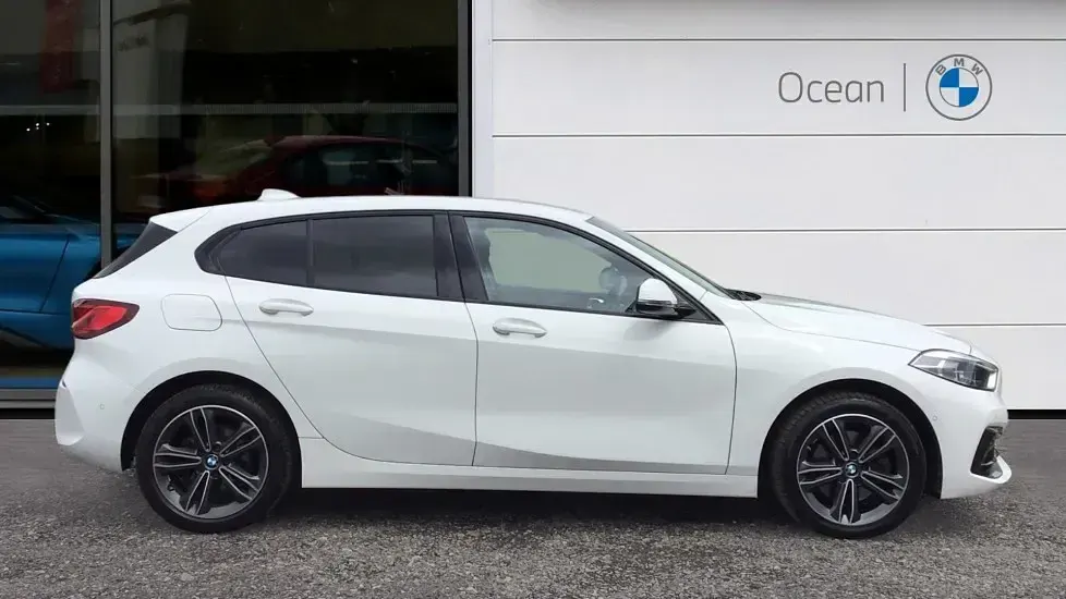 Used BMW 118 Sport Line 134 HP (98 kW) 2023 White Hatchback