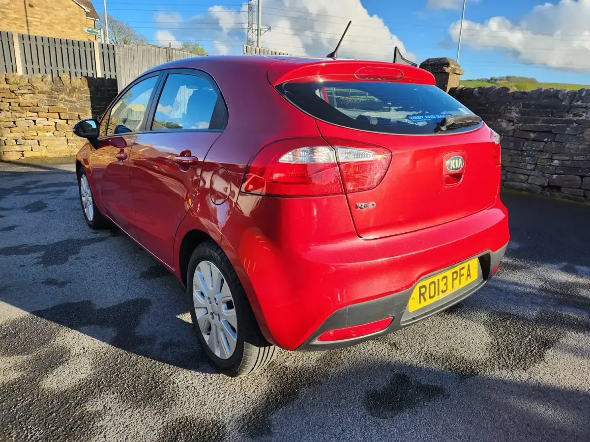 Begagnad Kia Rio 85 HK (62 kW) 2013 Röd Halvkombi