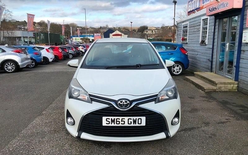 Used Toyota Yaris 99 HP (72 kW) 2015 White Hatchback