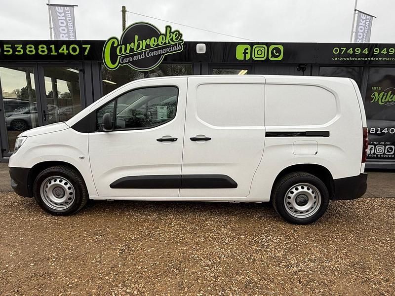 Second-hand Vauxhall Combo 100 CP (73 kW) 2021 Alb Monovolum