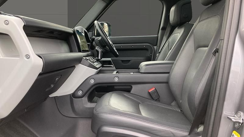 Used Land Rover Defender HSE Dynamic 300 HP (220 kW) 2023 Estate