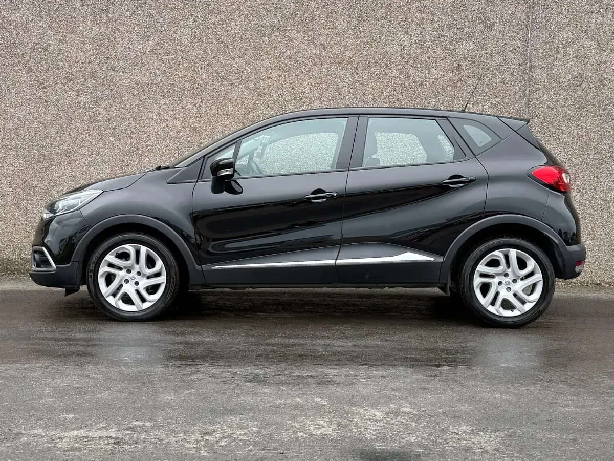 Used Renault Captur Dynamique 90 HP (66 kW) 2016 Black SUV