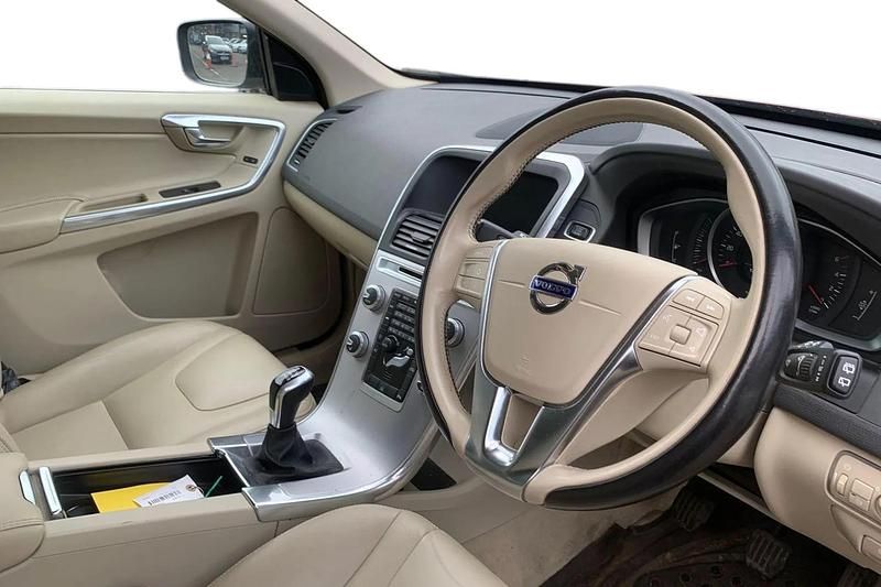 Used Volvo XC60 SE 190 HP (139 kW) 2015 Red SUV