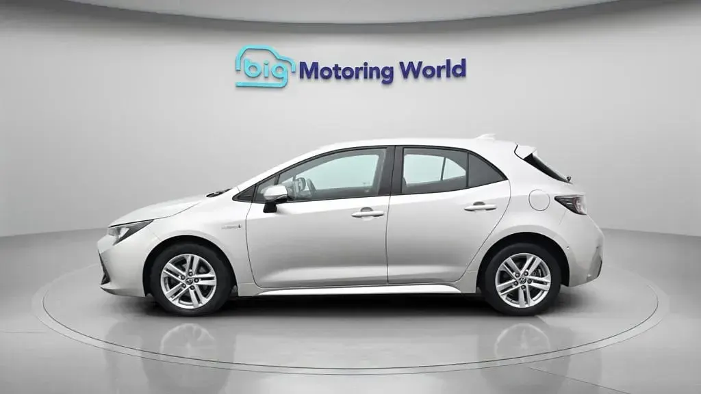Used Toyota Corolla 122 HP (89 kW) 2019 Silver Hatchback
