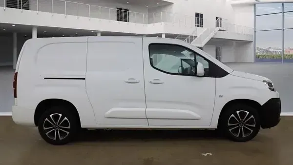 Used Citroën Berlingo Start 130 HP (95 kW) 2019 White MPV