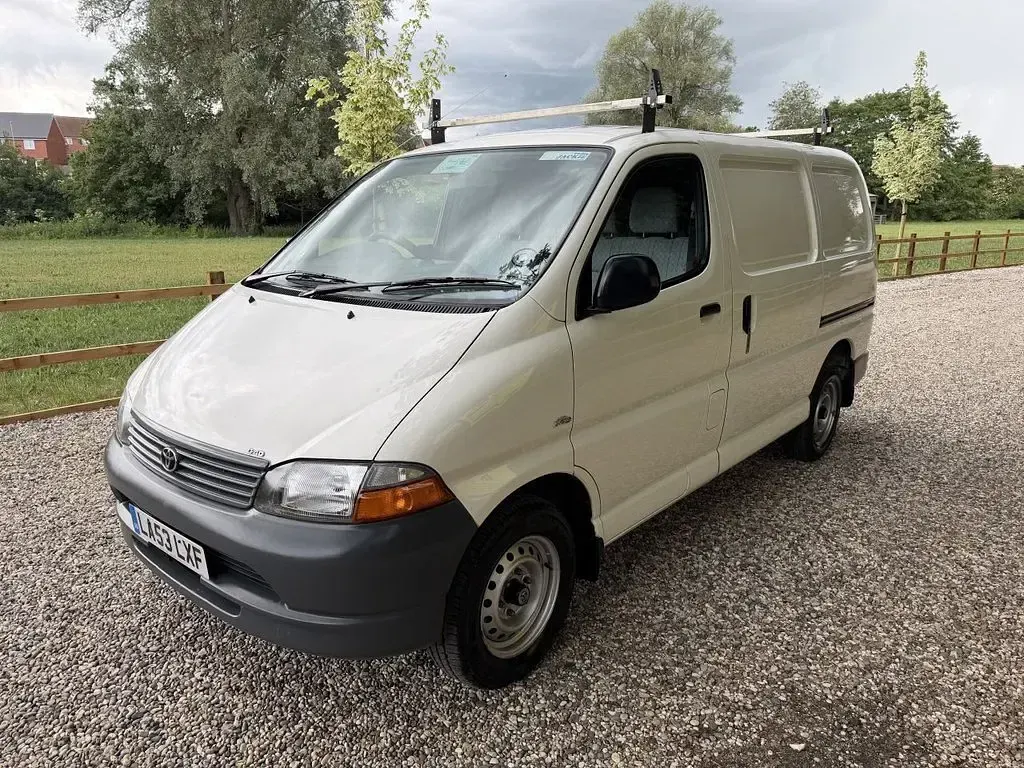 Used Toyota HiAce 109 HP (80 kW) 2004 White Van