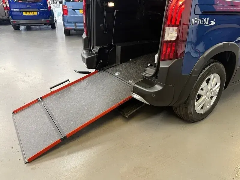 Used Peugeot Rifter Allure 100 HP (73 kW) 2019 Blue MPV