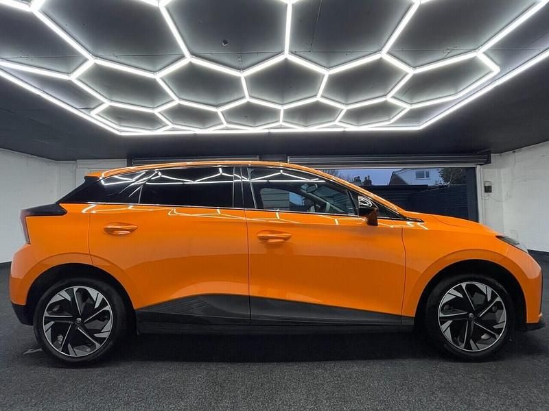 Used MG MG4 EV Trophy 150 kW (204 HP) 2022 Orange Hatchback