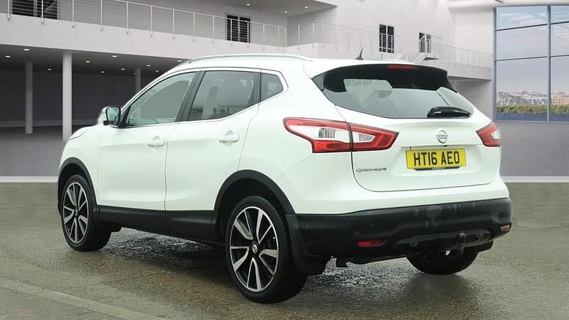 Used Nissan Qashqai Tekna 2016 Pure white SUV