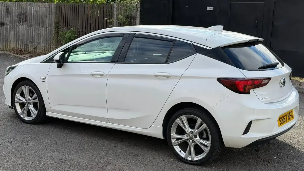 Used Vauxhall Astra SRi 110 HP (80 kW) 2017 White Hatchback