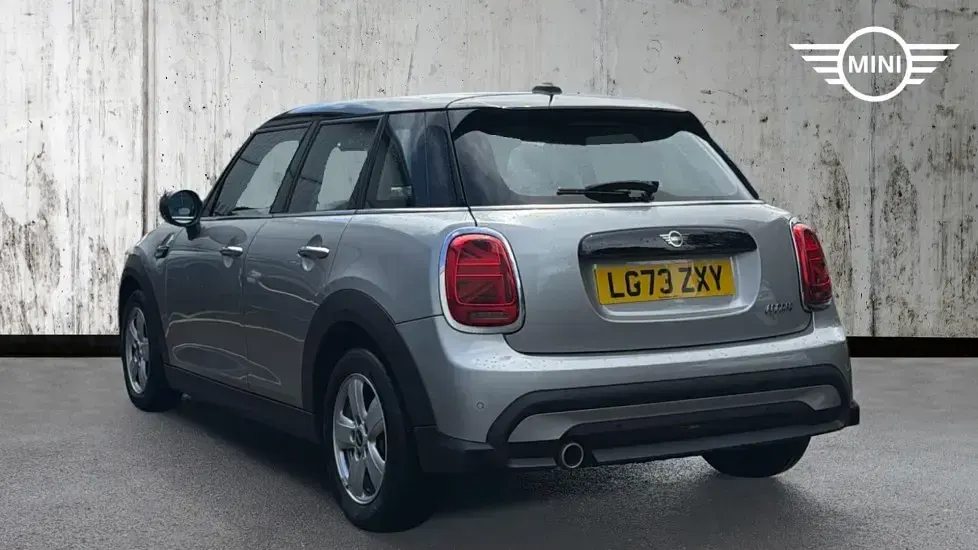 Usado Mini Cooper Classic 134 HP (98 kW) 2023 Prateado Citadino