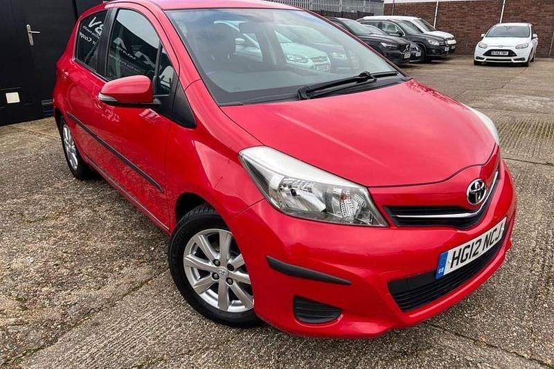 Used Toyota Yaris Multidrive S 101 HP (74 kW) 2012 Red Hatchback
