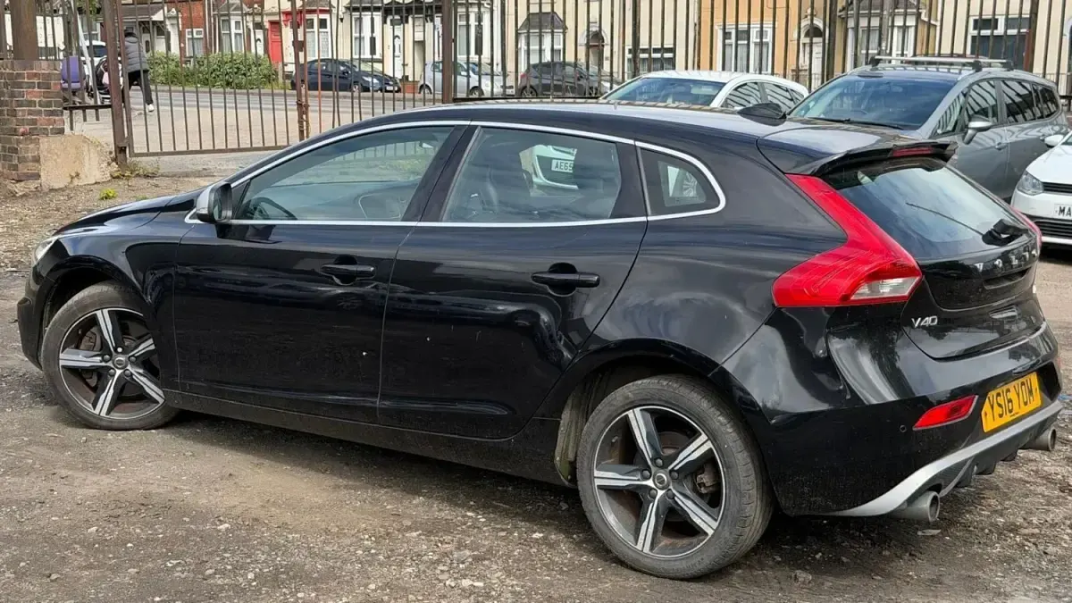 Käytetty Volvo V40 R-Design 190 HP (139 kW) 2016 Musta Viistoperä