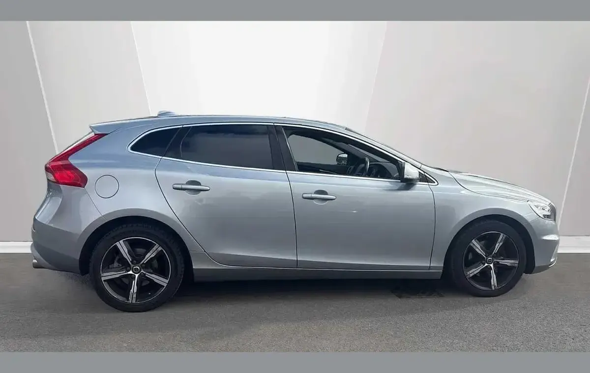 Begagnad Volvo V40 R-Design 121 HK (88 kW) 2018 Silver Halvkombi