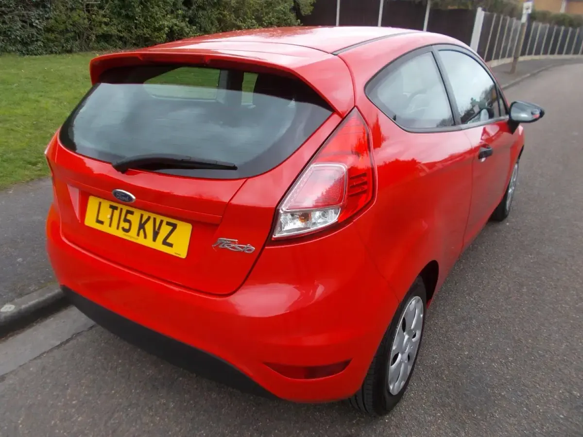 Usado Ford Fiesta Studio 82 HP (60 kW) 2015 Vermelho Citadino