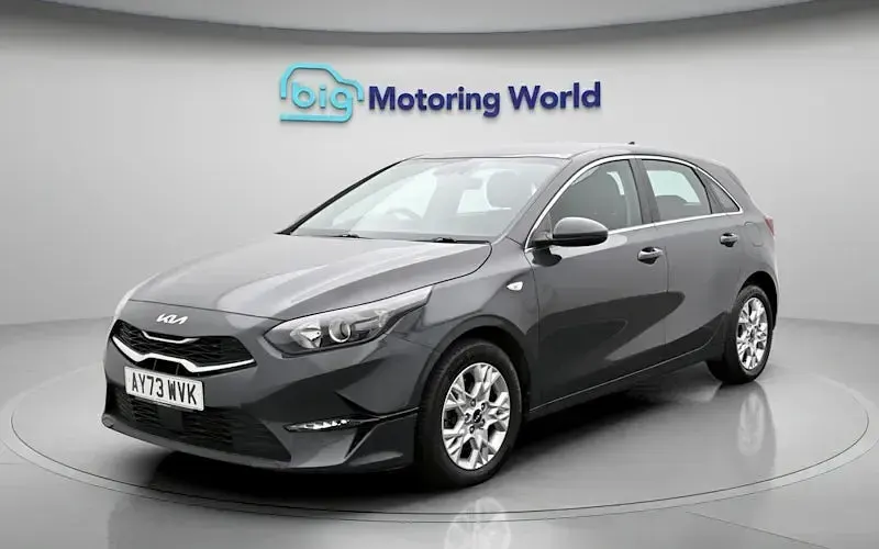 Usado Kia Ceed 160 HP (117 kW) 2023 Cinzento Citadino