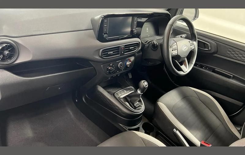 Used Hyundai i10 Advanced 65 HP (47 kW) 2023 White Hatchback