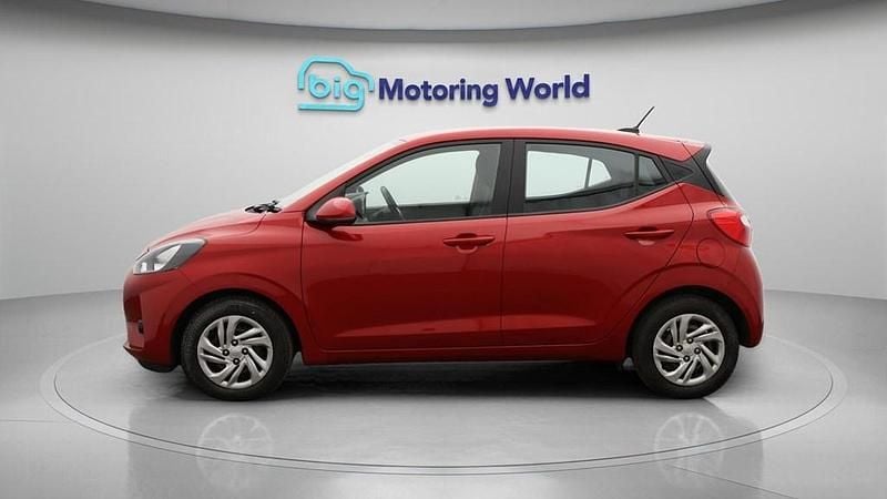 Used Hyundai i10 SE 67 HP (49 kW) 2023 Red Hatchback