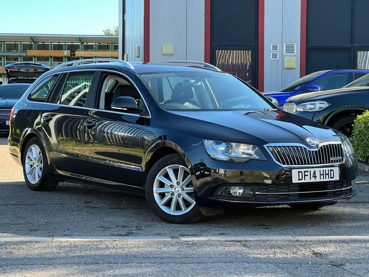 Usado Skoda Superb GreenLine 105 CV (77 kW) 2014 Negro Familiar