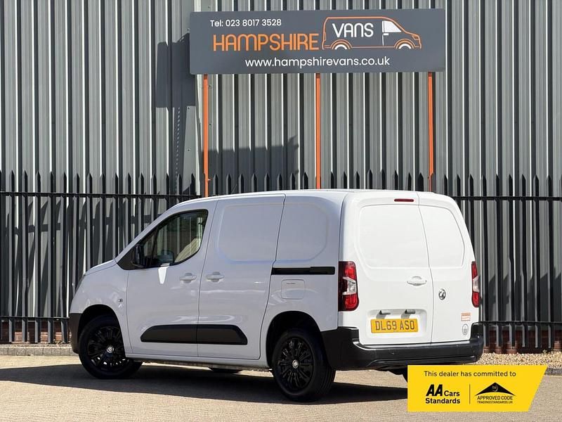 Used Vauxhall Combo Edition 130 HP (95 kW) 2019 White MPV