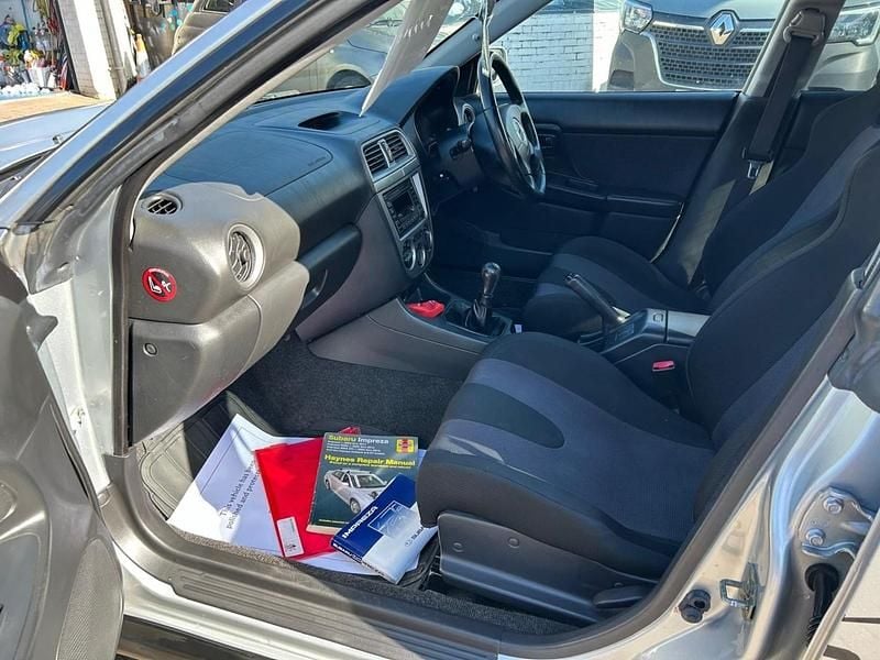 Begagnad Subaru Impreza 2002 Silver Sedan