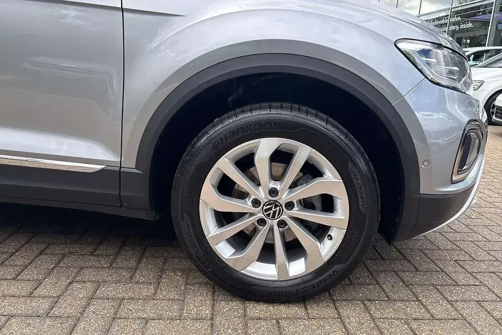 Usado VW T-Roc Style 150 HP (110 kW) 2025 Prateado SUV