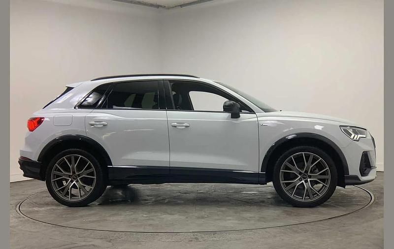 Begagnad Audi Q3 Black Edition 150 HK (110 kW) 2024 Vit SUV
