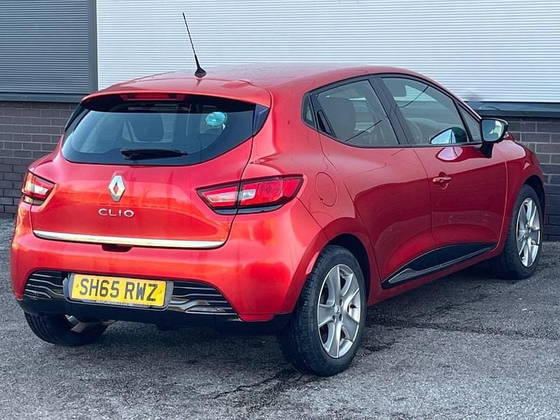 Used Renault Clio IV Dynamique 75 HP (55 kW) 2015 Red Hatchback