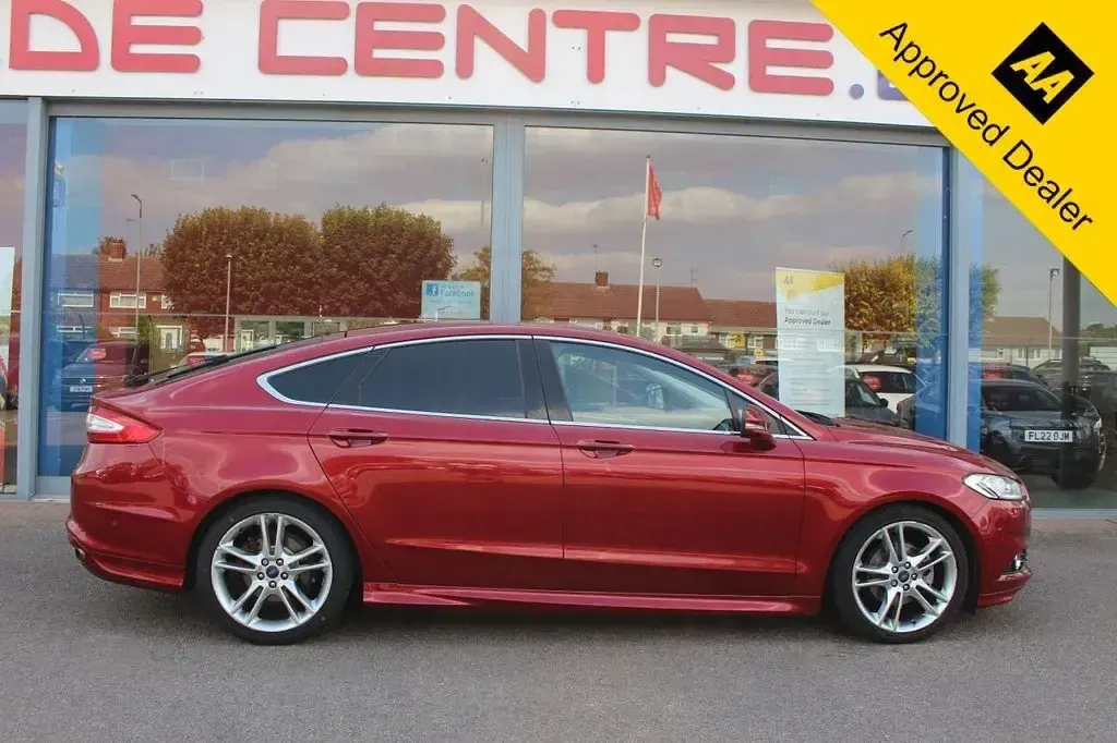Used Ford Mondeo Titanium 240 HP (176 kW) 2015 Red Hatchback