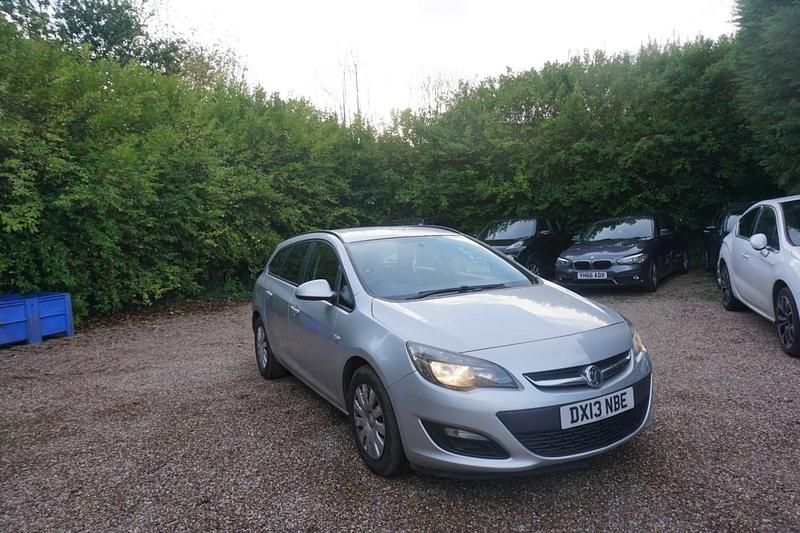 Silver Used 2013 Vauxhall Astra Estate | £1,200 (Fair price) - Image 1/4