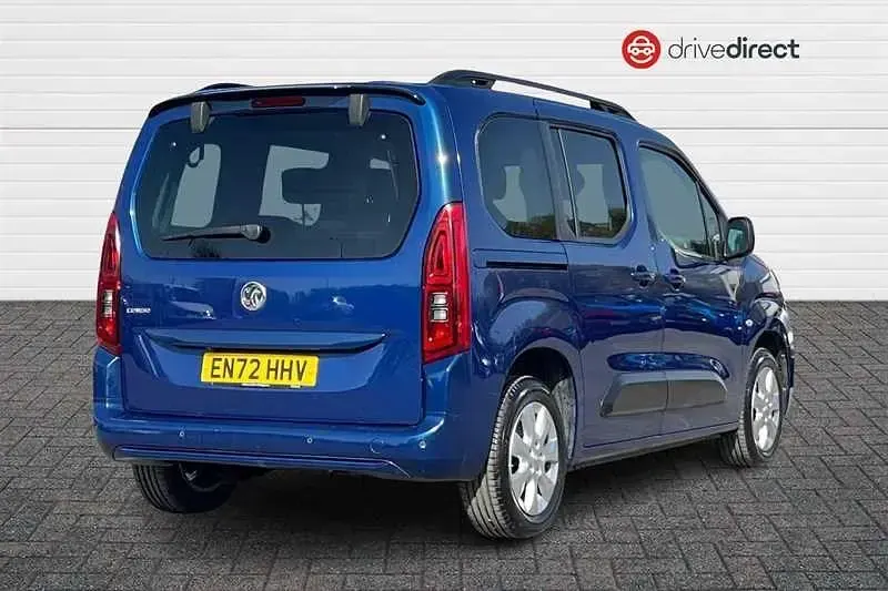 Second-hand Vauxhall Combo Design Edition 2023 Albastru Monovolum