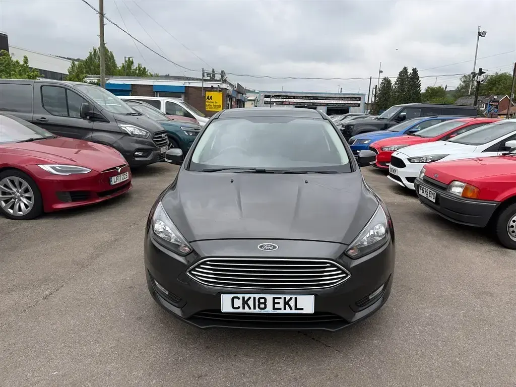 Usado Ford Focus Zetec 125 CV (91 kW) 2018 Gris Utilitario