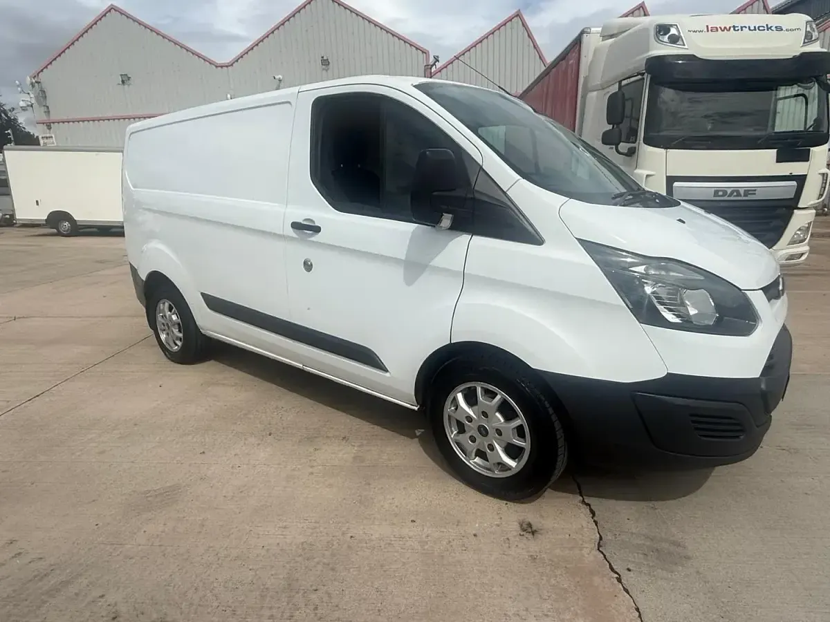 Used Ford Transit Custom 105 HP (77 kW) 2017 White Van