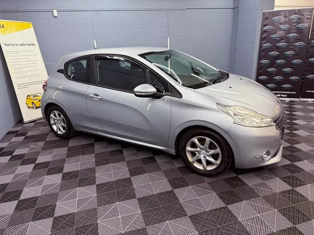Used Peugeot 208 Active 68 HP (50 kW) 2013 Silver Hatchback