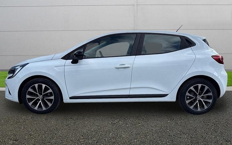 Used Renault Clio V Evolution 90 HP (66 kW) 2022 White Hatchback