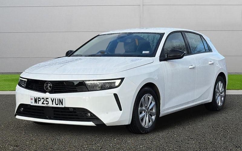 Used Vauxhall Astra Design Edition 131 HP (96 kW) 2025 White Hatchback