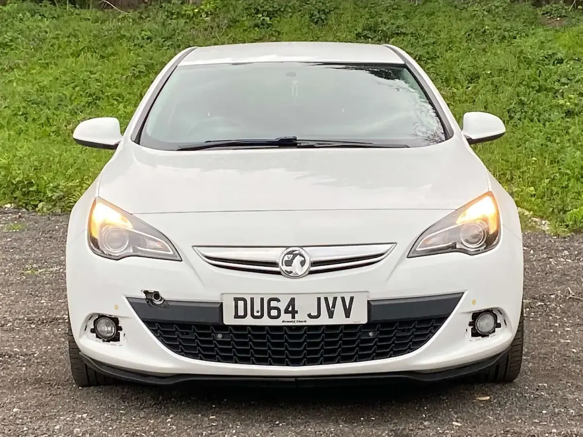 Used Vauxhall Astra GTC Edition 140 HP (102 kW) 2014 White Coupe