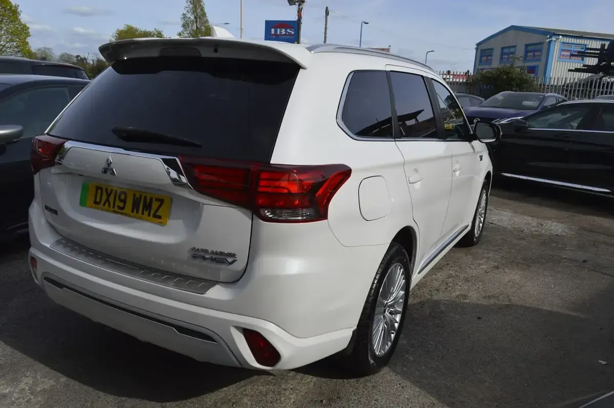 Used Mitsubishi Outlander P-HEV 2019 White Estate
