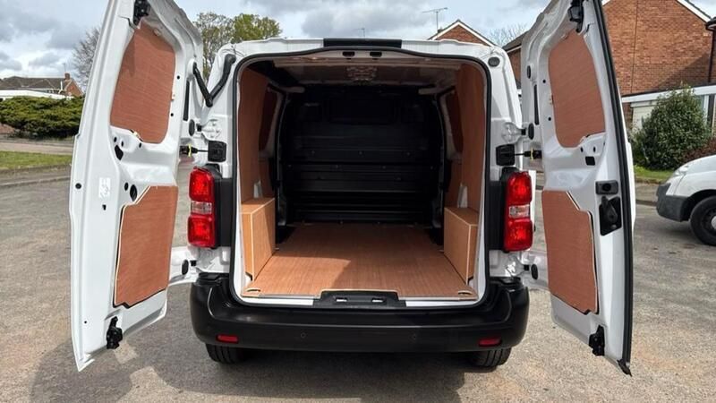 Used Peugeot Expert Premium 102 HP (75 kW) 2023 White Van