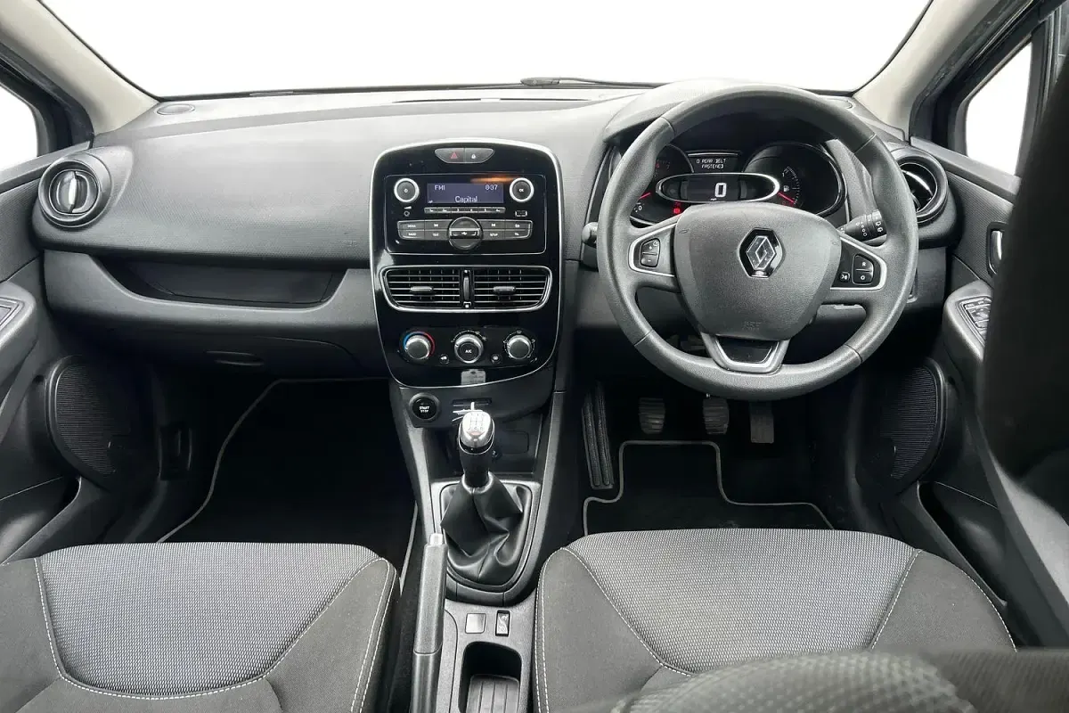 Used Renault Clio Play 75 HP (55 kW) 2017 Black Hatchback