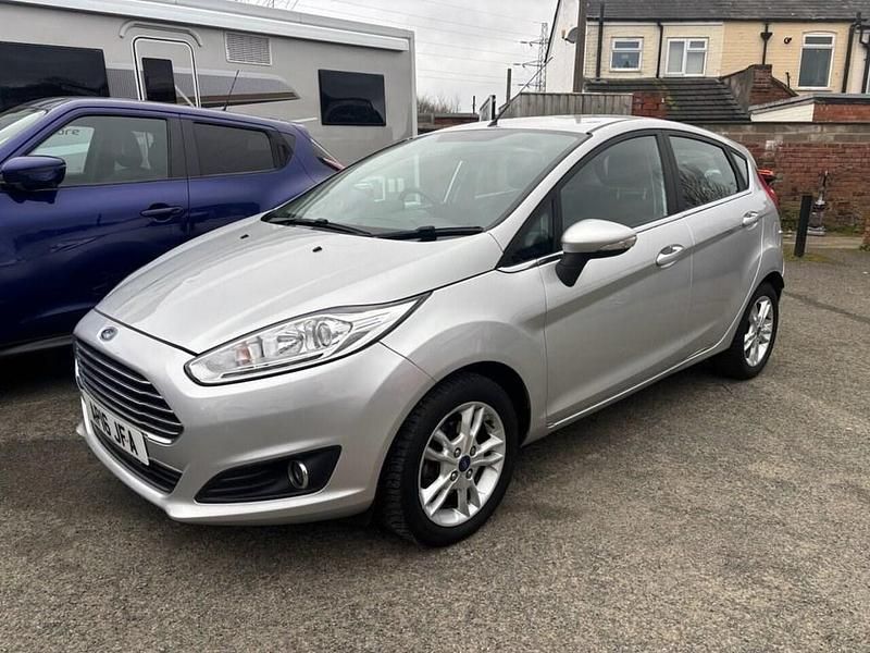 Used Ford Fiesta Zetec 105 HP (77 kW) 2016 Silver Hatchback