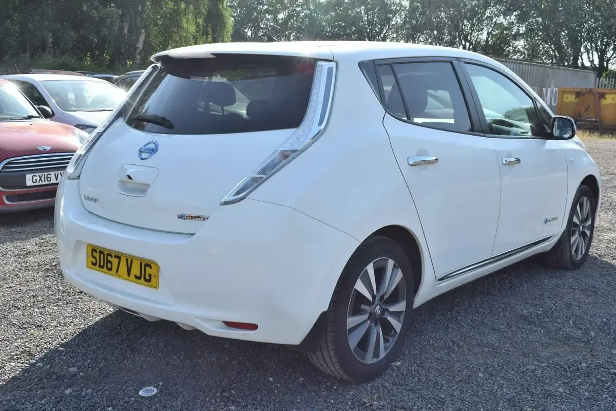 Used Nissan Leaf Tekna 80 kW (109 HP) 2017 White Hatchback
