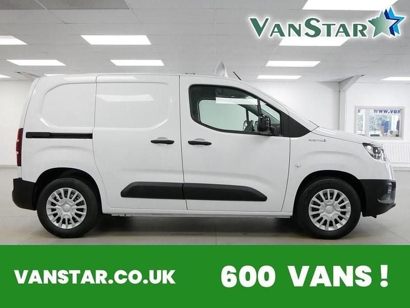 White Used 2023 Toyota Proace MPV | £13,489 (Super price) - Image 1/4