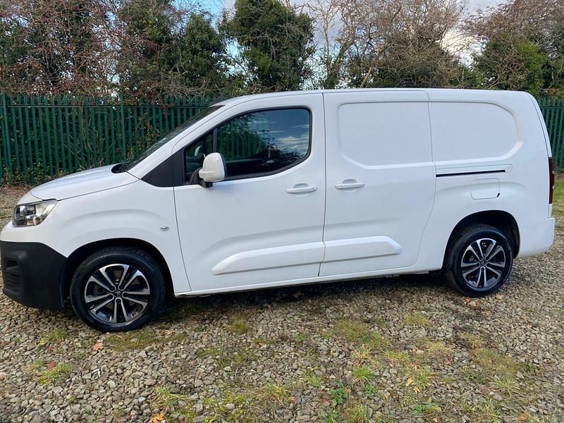 Used Citroën Berlingo 130 HP (95 kW) 2019 Frozen white MPV