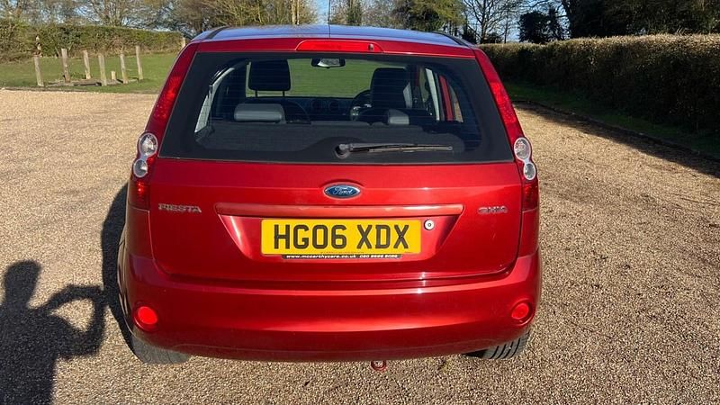 Used Ford Fiesta Ghia 80 HP (58 kW) 2006 Red Hatchback