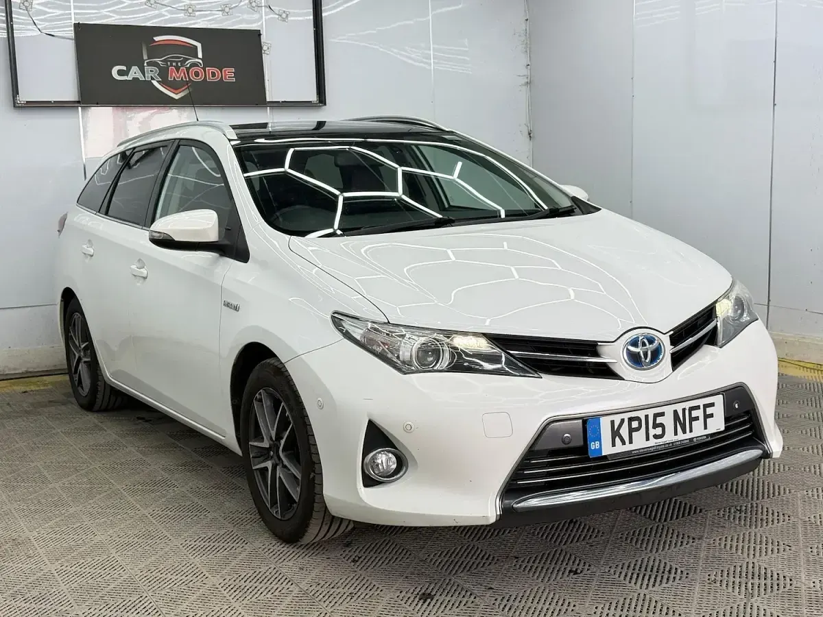 Used Toyota Auris Hybrid 2015 White Estate